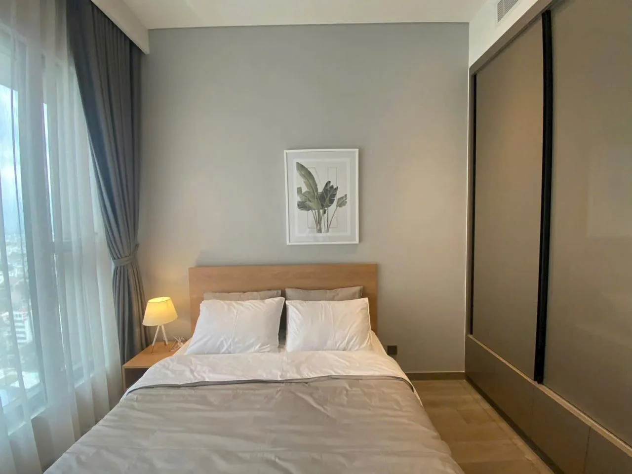 Phòng ngủ thứ hai cửa sổ lớn căn hộ 2PN The MarQ B.1x.06 full nội thất